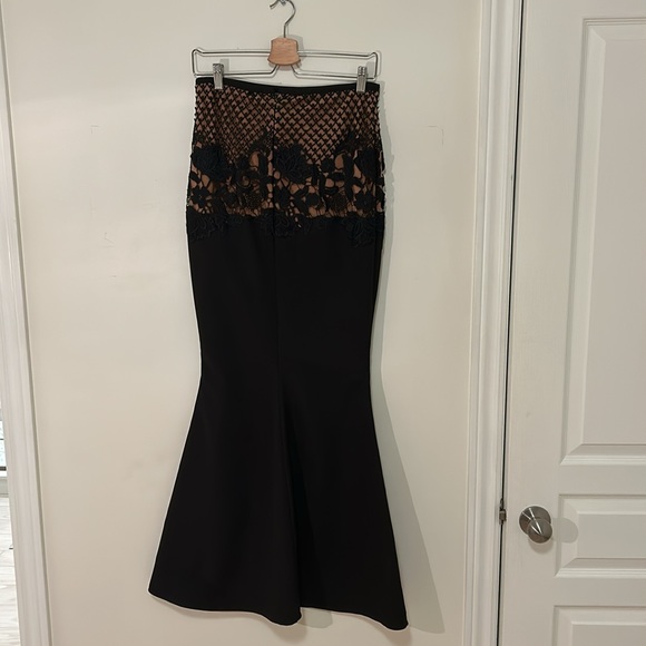 Gorgeous laced Grace&Hart 2-piece top and mermaid skirt. Top has integrated-bra - Picture 7 of 10